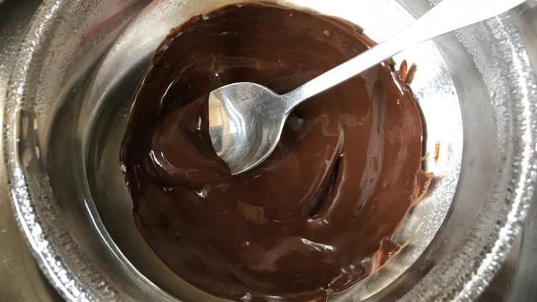 马蹄蛋黄饼干,黑巧克力隔热水融化备用
