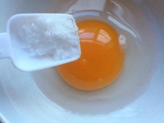 洋葱粉丝炒鸡蛋,鸡蛋加入一小勺盐