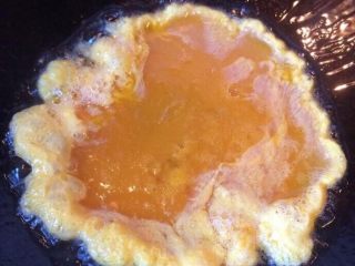 洋葱粉丝炒鸡蛋,加入鸡蛋小火慢慢煎熟后捞出备用