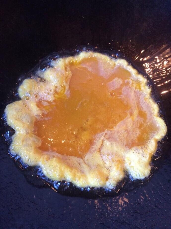 洋葱粉丝炒鸡蛋,加入鸡蛋小火慢慢煎熟后捞出备用