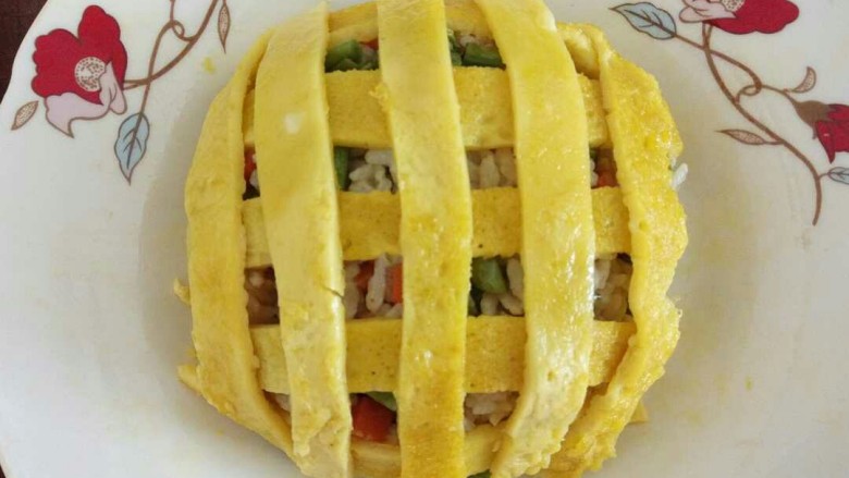 向日葵蛋包饭,用筷子把多余的蛋皮塞进米饭底