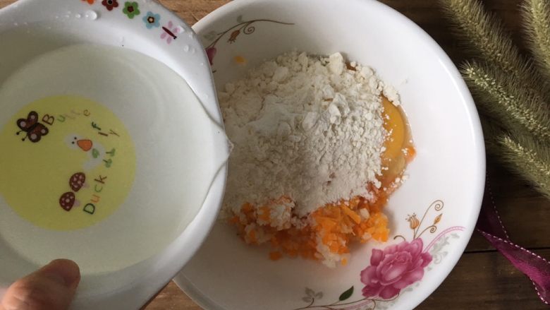 蒸三文鱼鸡蛋蔬菜小方,宝宝的饭碗大概半碗清水加入大碗里。