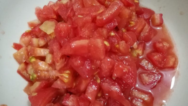 清新番茄豆腐,切成小粒。
