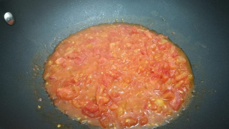 清新番茄豆腐,锅中放油加热，放入番茄丁翻炒到出汁，喜欢喝汤的朋友可以加点水。