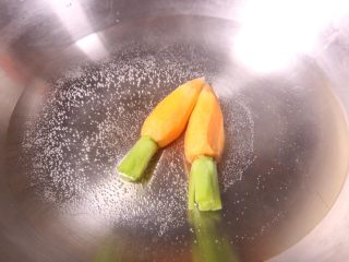 时令青笋配鲜鲍,胡萝卜沸水备用