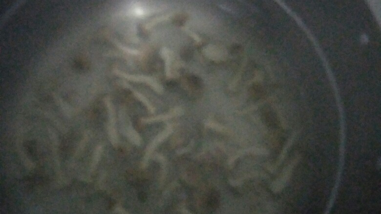 花蛤肉豆腐蟹味菇汤,焯水