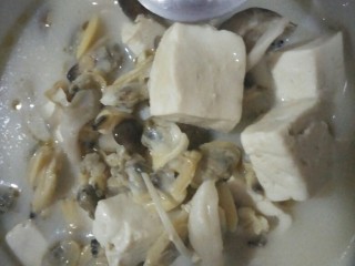 花蛤肉豆腐蟹味菇汤