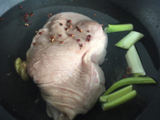 猪肚包鸡,猪肚入锅里，放花椒、京葱、姜烧开焯水三分钟，拿出来流动水冲洗干净。