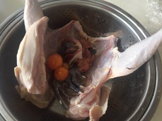 猪肚包鸡,老母鸡开肚、内脏打理干净。
这个老母鸡比较大，我用了半只，另一半入冰箱冷冻。