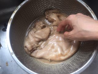 猪肚包鸡,用手反复揉洗，可以祛除猪肚上白色猪油，揉洗后用流动水冲洗干净 ，再放醋、盐、面粉重复上一次的动作，我一共洗了三次。