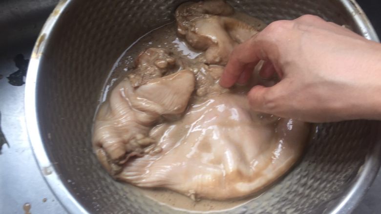 猪肚包鸡,用手反复揉洗，可以祛除猪肚上白色猪油，揉洗后用流动水冲洗干净 ，再放醋、盐、面粉重复上一次的动作，我一共洗了三次。