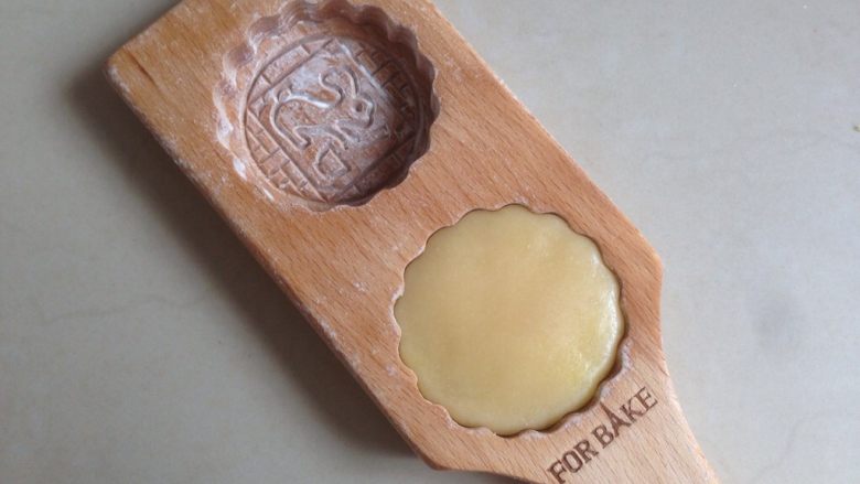 广式榴莲绿豆月,放入法焙客的木质月饼模具里，压平