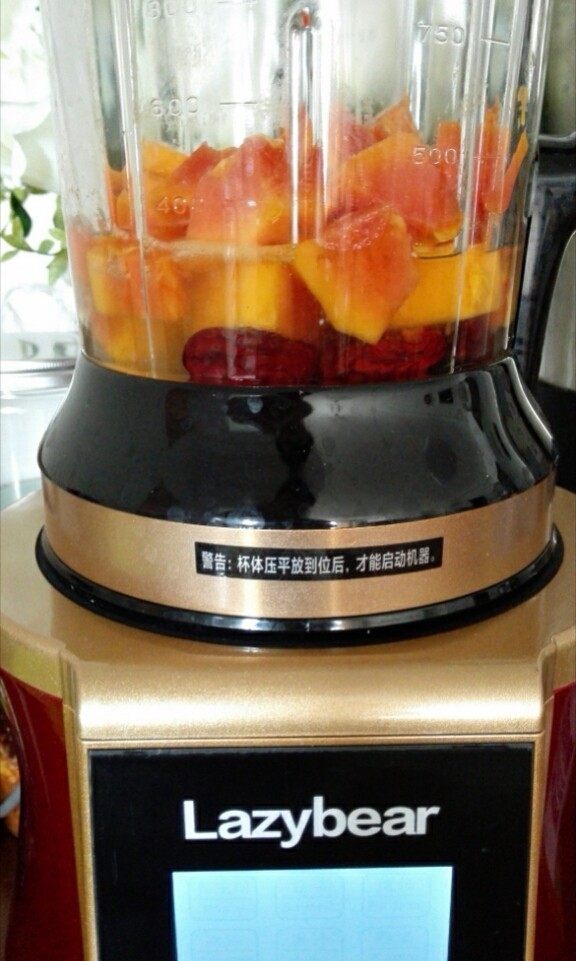 牛奶红枣炖木瓜,5.	切块的木瓜加入破壁机中，加入不超过木瓜的水，适量冰糖，设定100度，加热2分钟 