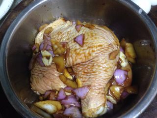 荷香卤鸡腿,然后给鸡腿做个按摩，使其入味。然后加盖保鲜膜放入冰箱里冷藏12个小时以上