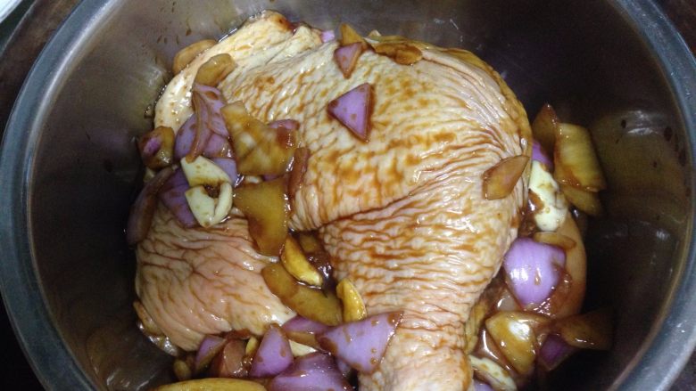 荷香卤鸡腿,然后给鸡腿做个按摩，使其入味。然后加盖保鲜膜放入冰箱里冷藏12个小时以上