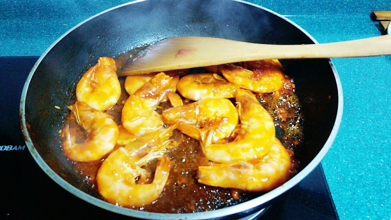 茄汁大虾,加入少许清水翻炒至大虾成熟。