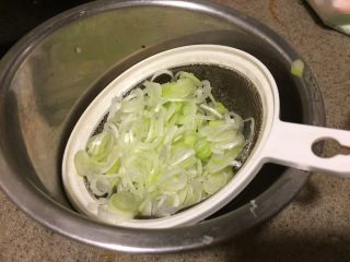 浅草鸡肝丼,葱花浸泡好以后，捞出来，沥干水分。