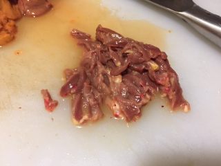 浅草鸡肝丼,鸡心切两半，洗掉血块，切细丝。