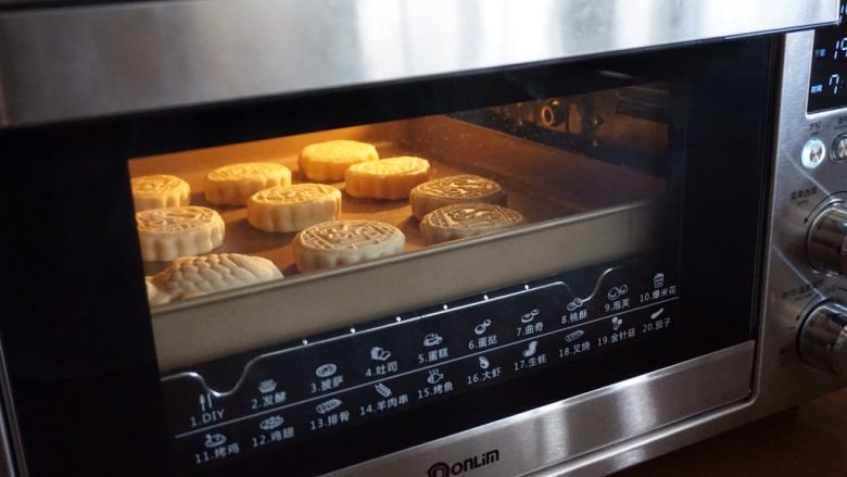 广式榴莲绿豆月,放入已经预热好190度的东菱K40C烤箱倒数第二层，烤5分钟定型