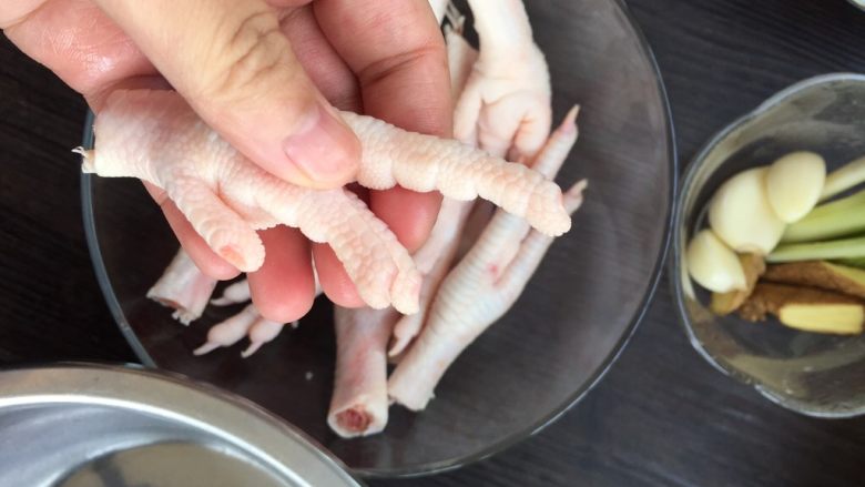 红烧鸡爪,鸡爪用清水洗干净后，用厨房剪刀剪掉鸡爪的指甲。