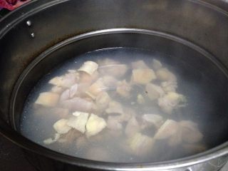 鸡丁炒土豆,锅内加水烧开关火，放入鸡丁浸泡2分钟后捞出控水
