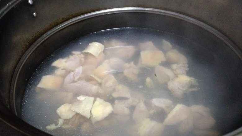 鸡丁炒土豆,锅内加水烧开关火，放入鸡丁浸泡2分钟后捞出控水