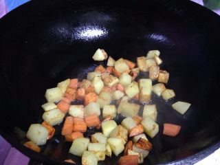 鸡丁炒土豆,煸至表面微黄捞出备用