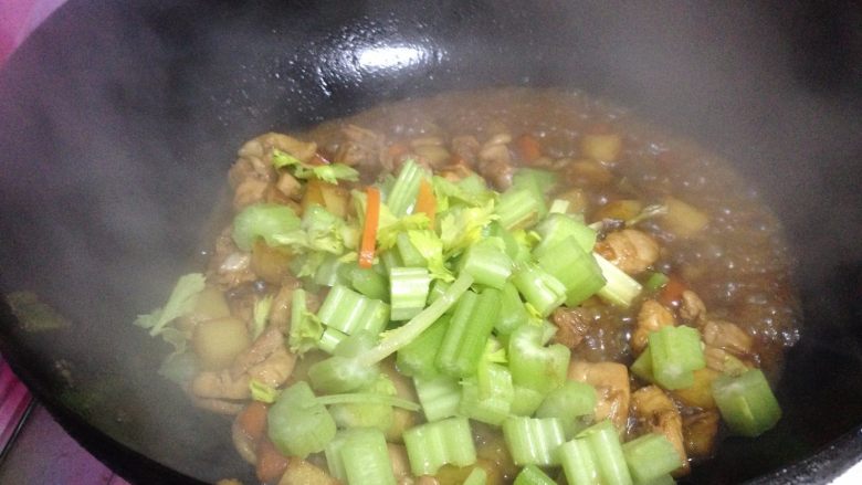 鸡丁炒土豆,看到汤汁变的微稠时倒入芹菜丁煮开即可出锅