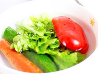 金枪鱼蔬菜沙拉,用盐水浸泡10分钟