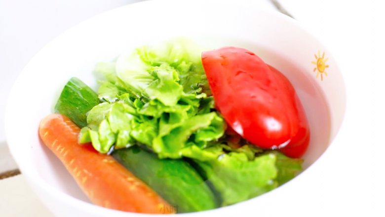 金枪鱼蔬菜沙拉,用盐水浸泡10分钟