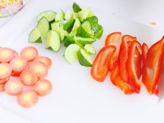 金枪鱼蔬菜沙拉,黄瓜滚刀切，胡萝卜切圆片，彩椒切为条状