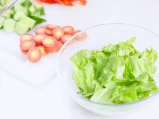 金枪鱼蔬菜沙拉,生菜铺碗底