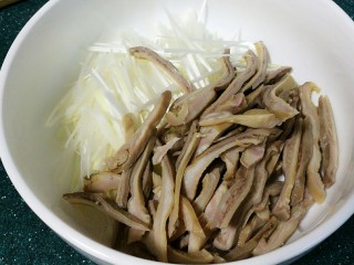 葱丝拌猪肚,把葱丝和肚丝放入碗中。