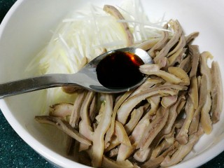 葱丝拌猪肚,由于熟猪肚已经有咸味，只要加入半勺生抽即可。