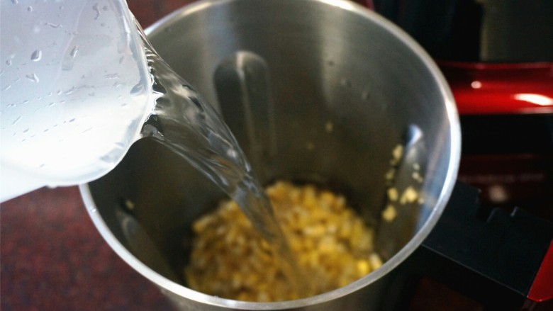 清甜小米玉米汁,加入清水至1500毫升刻度处。