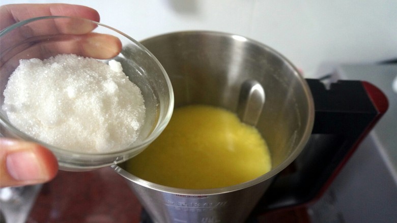 清甜小米玉米汁,程序结束后，加入木糖醇，再搅打10秒至糖融化即可。