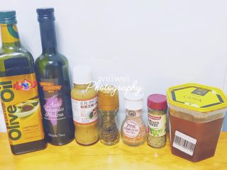 蜂蜜芥末油醋汁,从左到右分别是橄榄油，黑醋，丘比芝麻沙拉汁，黑胡椒，海盐，混合香草，蜂蜜