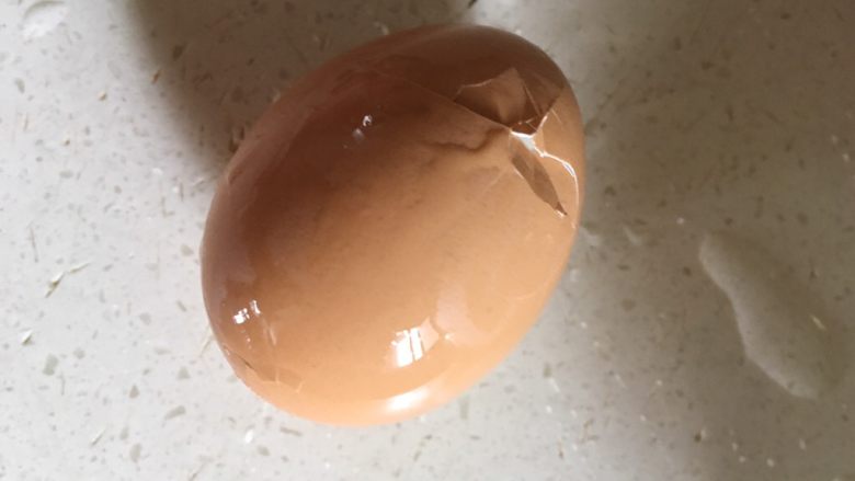 茶叶蛋,将煮熟的鸡蛋壳敲碎。