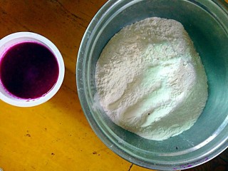 花样小馒头,先把紫心火龙果压成汁，在汁里放一点糖，把1g酵母还有一个泡打粉放到100g面里，准备和面