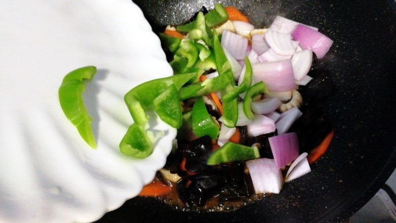 杂蔬烩鱿鱼,鱿鱼煮5分钟左右时加入青椒和洋葱