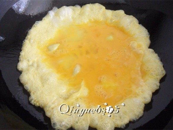 鸡蛋黄瓜炒木耳 ,鸡蛋液稍放一丁丁盐搅匀，炒锅油热倒入鸡蛋液