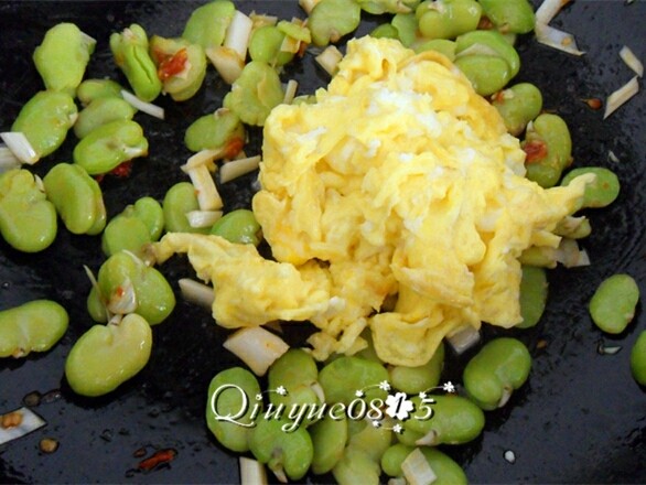 #家常菜大比拼# 鸡蛋蚕豆米 ,最后放入鸡蛋、盐、胡椒粉炒匀