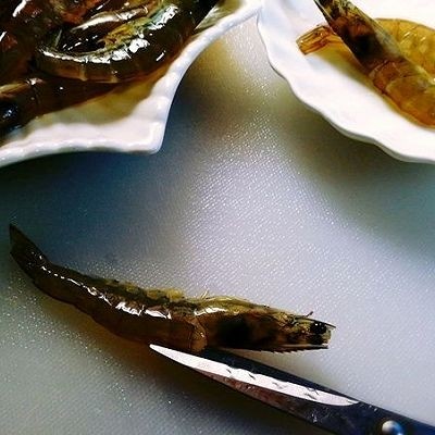 开背油焖虾,用厨房专用剪刀从中间插入，剪开去筋。