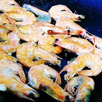 开背油焖虾,煎至两面金黄即可，这样虾皮也可以直接吃，脆脆的。