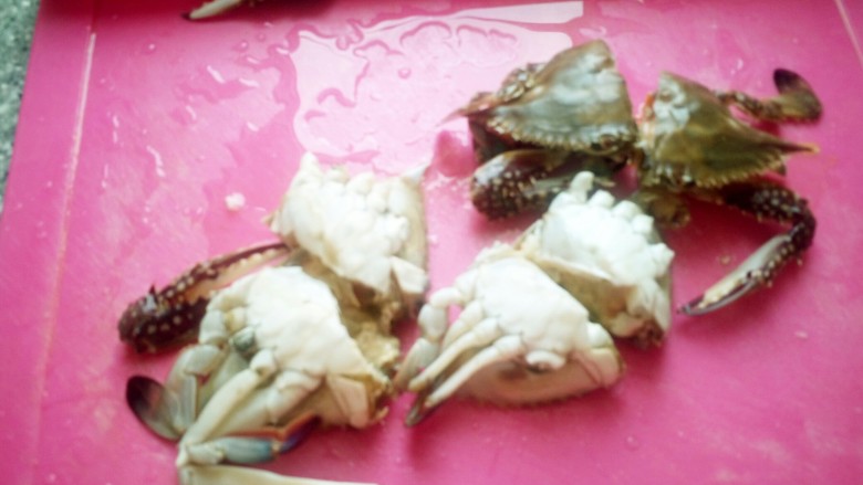 筒骨海鲜煮面片,螃蟹切成块。