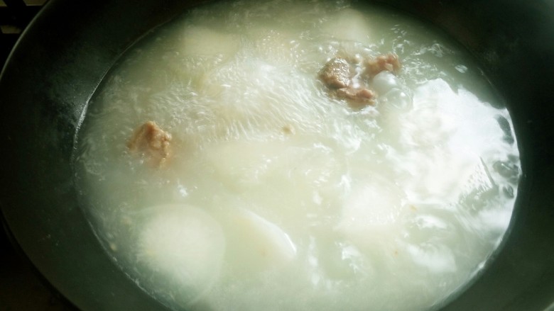 筒骨海鲜煮面片,骨汤在进锅里煮。
