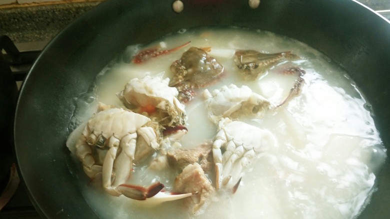 筒骨海鲜煮面片,螃蟹放汤锅里煮。