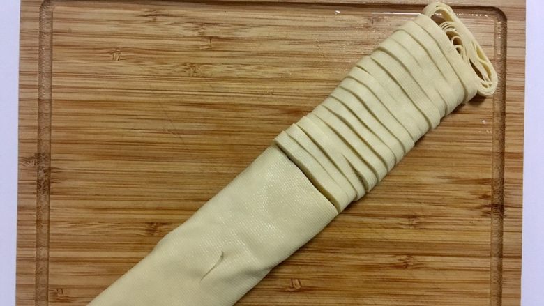 葱油豆腐皮,卷成卷，切窄条