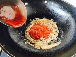 茄汁焖大虾,放入准备好的茄汁，炒香。
