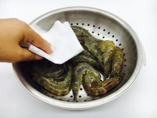 茄汁焖大虾,用厨房用纸吸干虾的水份。